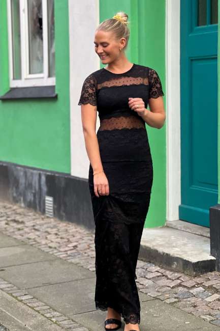 Priser på Loved by Lykke - Kjole - Isabella SS Dress Long Lace - Black
