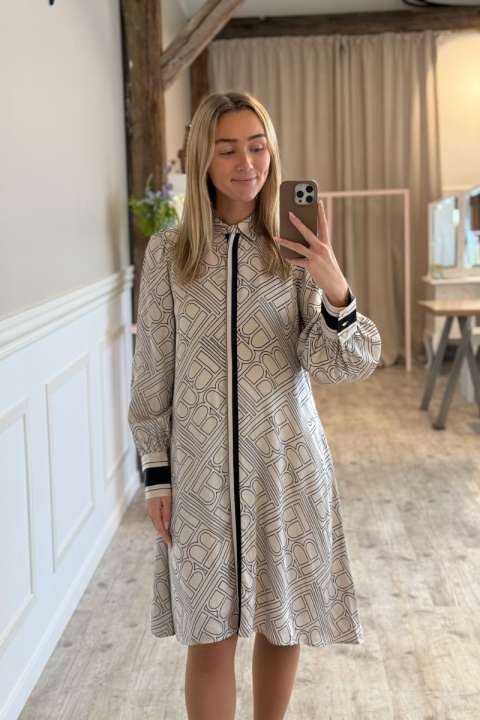 Priser på Bruuns Bazaar - Kjole - FloretBB Becca Dress - Light Logo Print