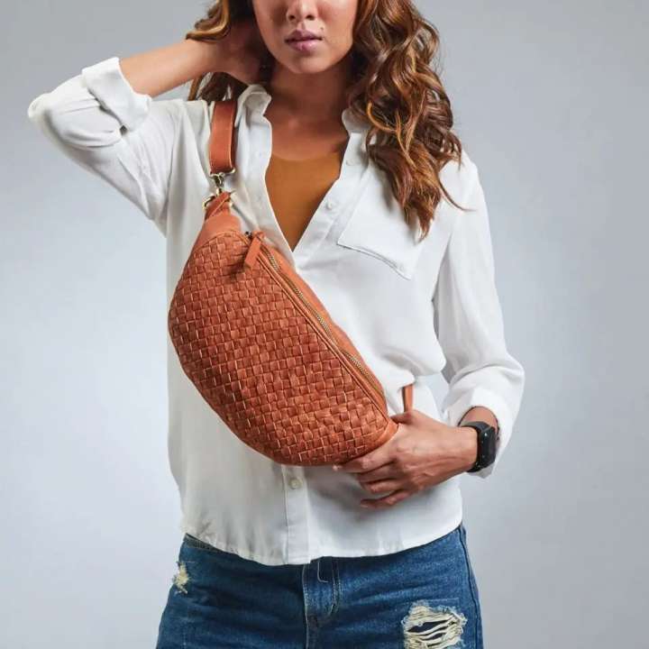 Priser på Style Mombai i cognac. Stor bumbag i flot kvalitetslæder m. håndflettet front