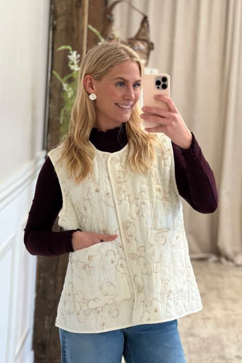 Priser på A-View - Vest - Kammy Embrodery Vest - Sand/White