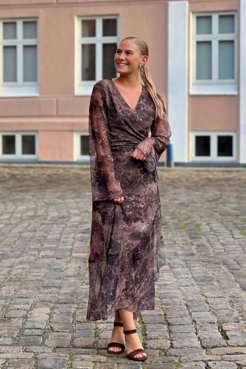Priser på Loved by Lykke - Kjole - Lovely Long Dress - Brown Fall