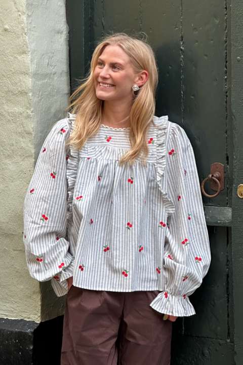 Priser på Stories From The Atelier by Copenhagen Shoes - Bluse - The Cherry One - White