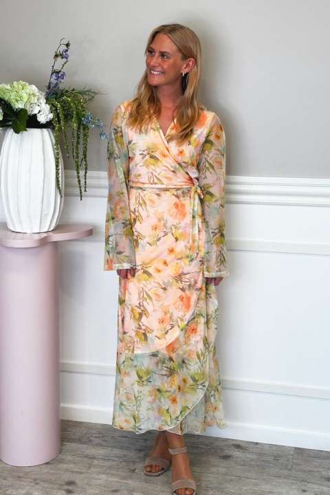 Priser på Loved by Lykke - Kjole - Lovely Long Dress - Coral Flower
