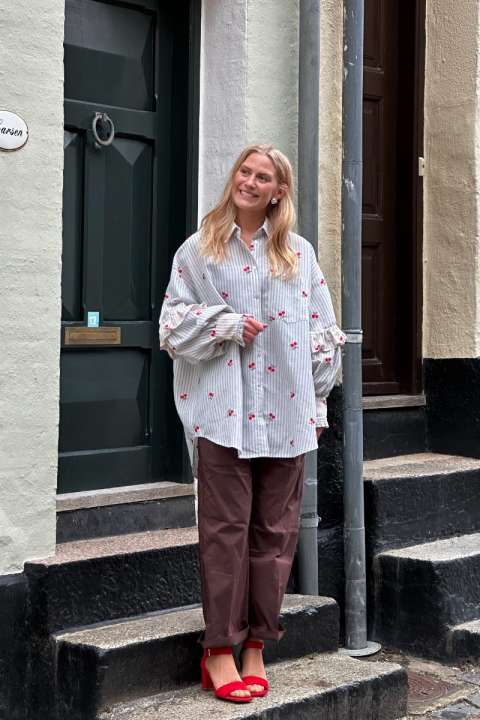 Priser på Stories From The Atelier by Copenhagen Shoes - Skjorte - I Am A Cherry - White