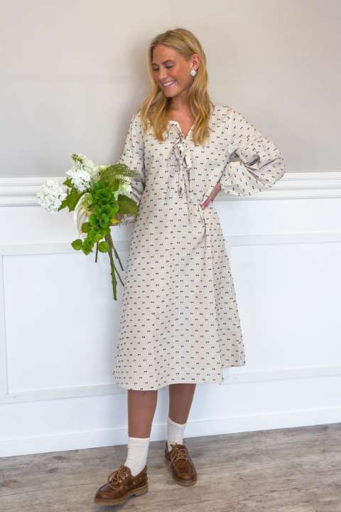 Priser på Loved by Lykke - Kjole - Luna Dress - Creme w/black dot