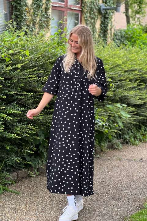 Priser på Loved by Lykke - Kjole - LY Smilla ss Dress - Black w/White Dots