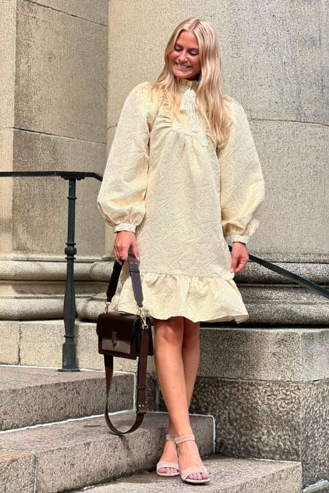 Priser på Stories From The Atelier by Copenhagen Shoes - Kjole - Thinking Dress - Gold