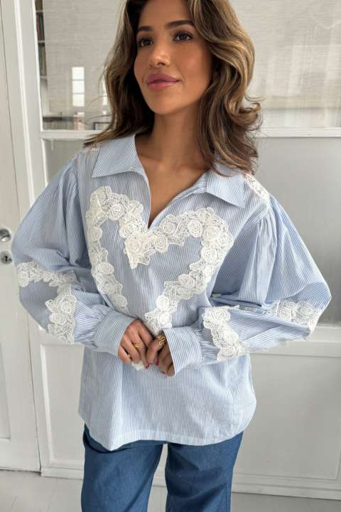 Priser på Continue - Bluse - Dagny Shirt Blue Stripe - Lace Heart