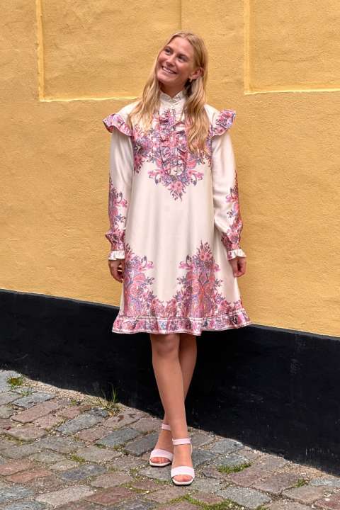 Priser på Noella - Kjole - Reno Ruby Ruffle Dress - Drusella Prin